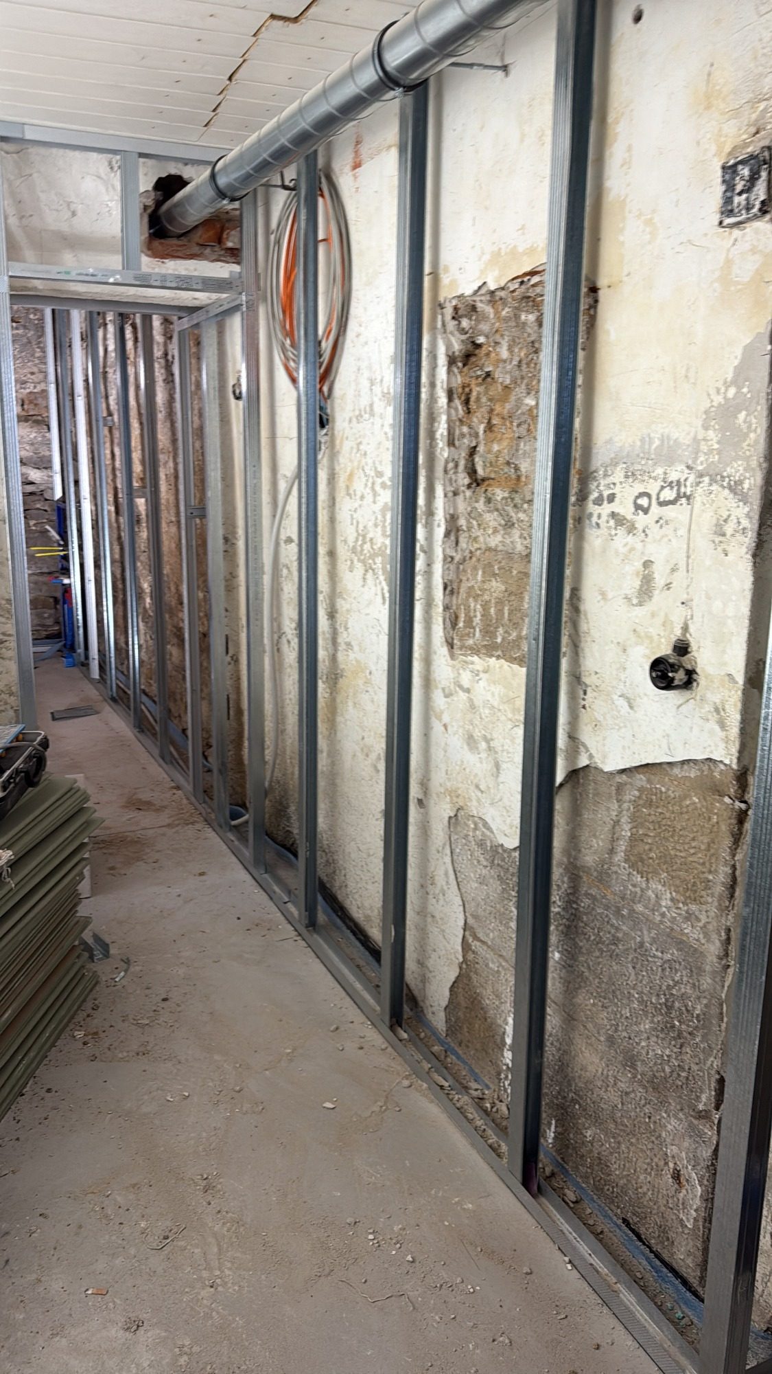 Verlegart (am Boden in Rohr) Installationsarbeiten